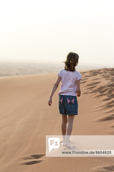 Mädchen in der Wüste  Rückansicht