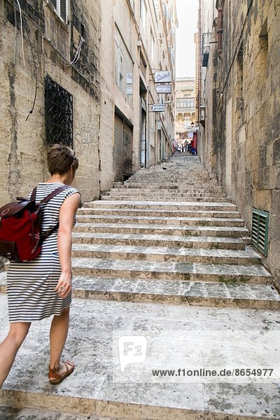 Weibliche Touristin beim Treppensteigen  Valletta  Malta
