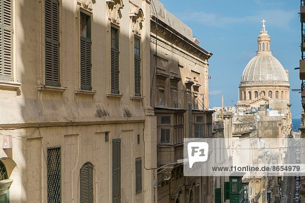 Blick auf die Old Mint Street  Kuppel der Karmeliterkirche  Valletta  Malta