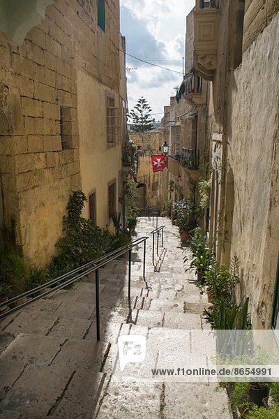 Treppe der typischen schmalen hügeligen Straße  Vittoriosa  Malta