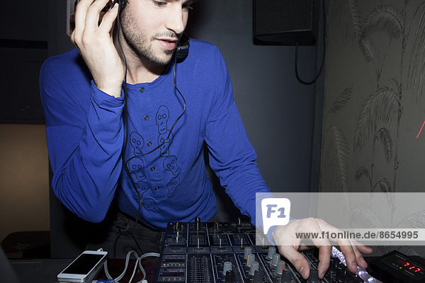 DJ mit Audio-Mixer