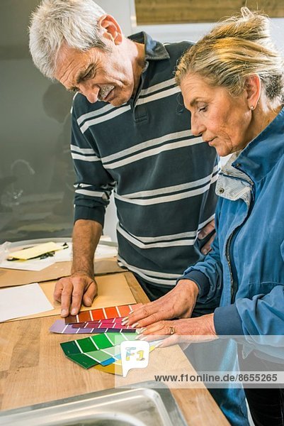 Seniorenpaar mit Farbkarten