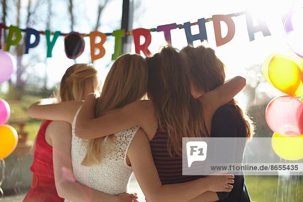 Vier Teenager-Mädchen feiern Geburtstag