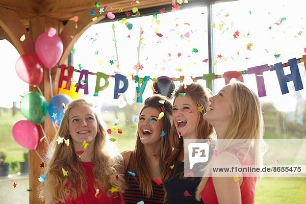 Vier Teenager-Mädchen genießen Konfetti auf der Geburtstagsparty