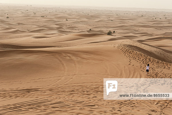 Mädchen läuft in der Wüste