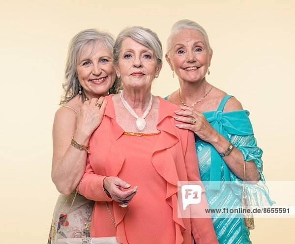 Studio-Porträt von drei glamourösen Seniorinnen