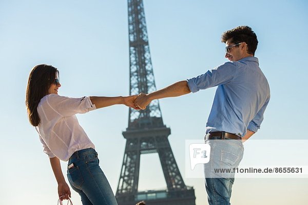 Junges Paar vor dem Eiffelturm  Paris  Frankreich