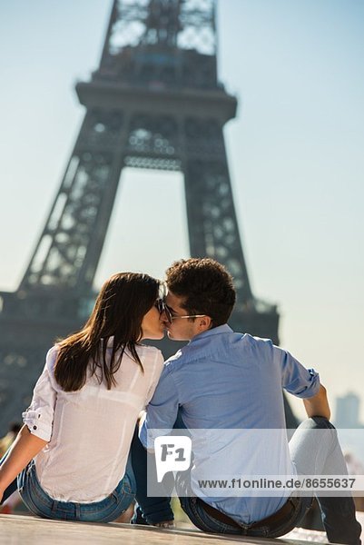 Junge Paare küssen sich vor dem Eiffelturm  Paris  Frankreich