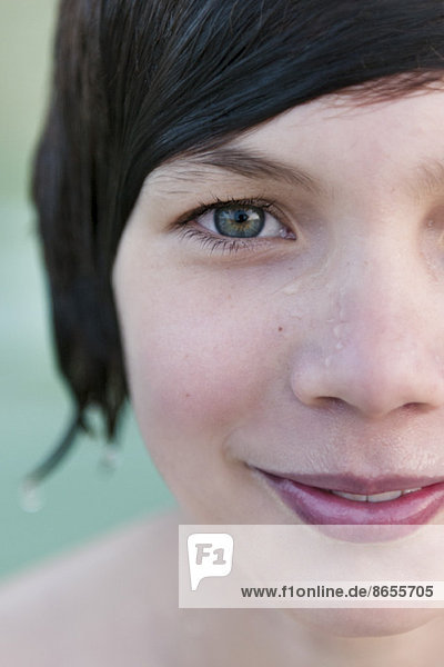 Teenager-Junge mit nassem Haar  Nahaufnahme-Portrait