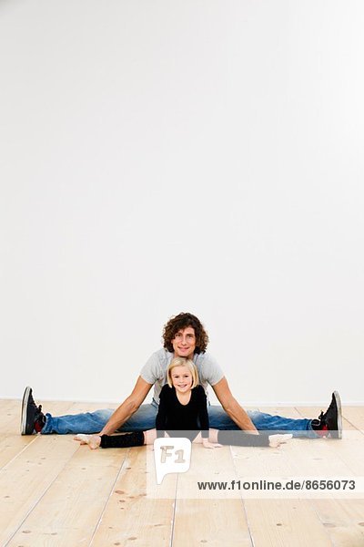 Studio-Porträt von Vater und Ballerina-Tochter bei Spaltungen