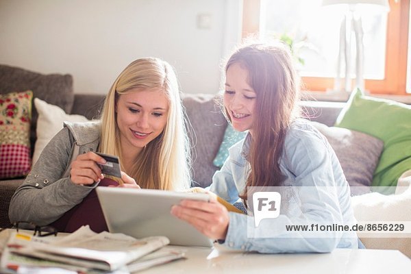 Teenager-Mädchen nutzen Tablette für Online-Shopping