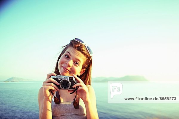 Porträt eines Mädchens mit Kamera im Urlaub  Kas  Türkei