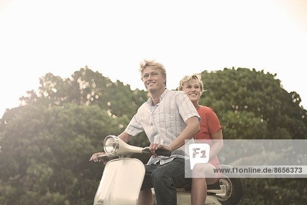 Junges Paar beim Mopedfahren