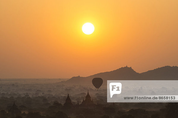 Heißluftballon über Landschaft im morgendlichen Nebel  Sonnenaufgang  Tempel  Stupa  Pagode  Tempelanlage  Ebene von Bagan  Mandalay-Division  Myanmar