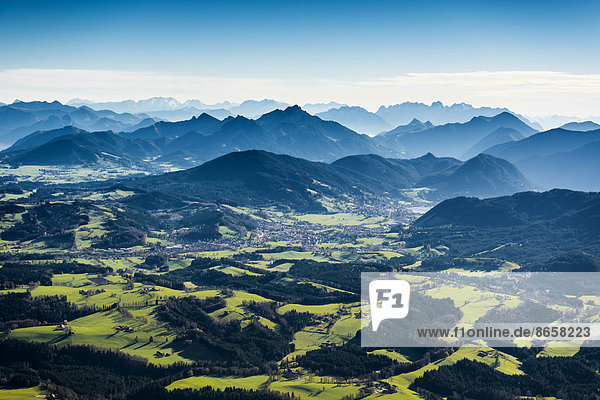 Luftaufnahme  Wiesen  Wald und Alpen  bei Tegernsee  Oberbayern  Bayern  Deutschland