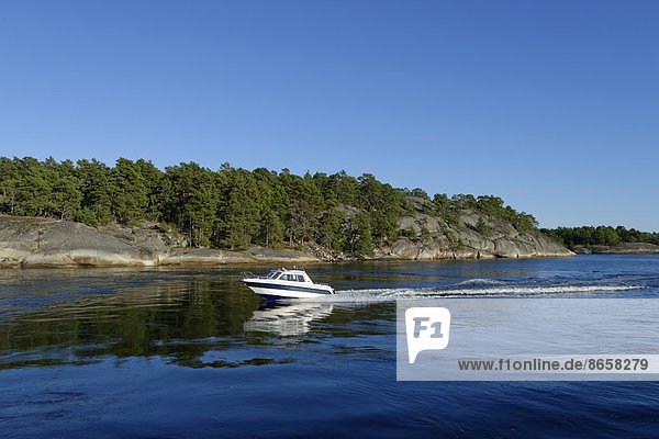 Motorboot vor der Insel Soder Langjolm  von Finnhamn aus  mittlerer Stockholmer Schärengarten  Stockholm  Schweden