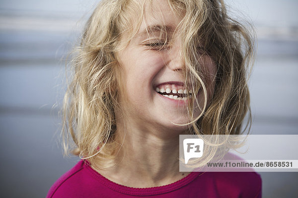 Ein lachendes sechsjähriges Mädchen. Ein Porträt.