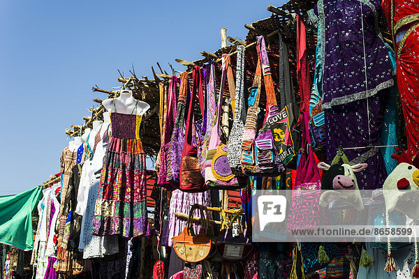 Bunte Kleidung und Taschen zum Verkauf auf dem wöchentlichen Flohmarkt  Anjuna  Goa  Indien