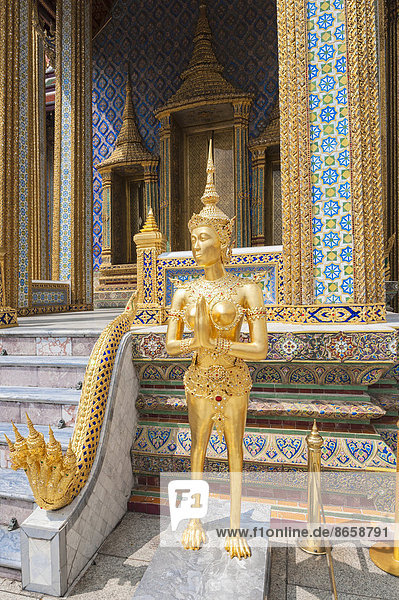 Kinnari-Statue  halb Vogel  halb Frau  vor dem Prasat Phra Thep Bidon oder Royal Pantheon  Tempelanlage Wat Phra Kaeo  Grand Palace  Bangkok  Thailand