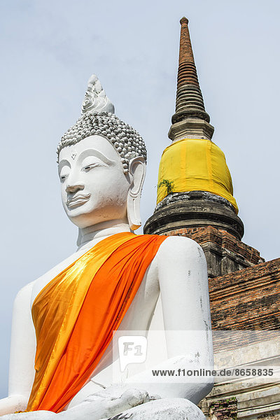 Buddha-Statue vor dem Stupa im Wat Yai Chai Mongkhon,  Ayutthaya,  Thailand