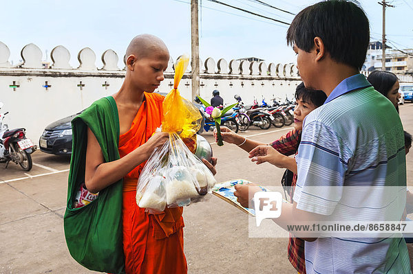 Mönch erhält Almosen  Ayutthaya  Thailand