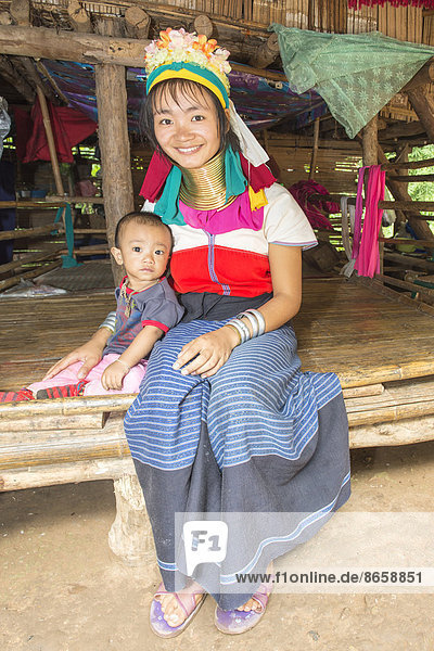 Langhals-Frau  Long Neck Karen  mit ihrem Baby  vom Stamm der Karen  Chiang Mai  Thailand