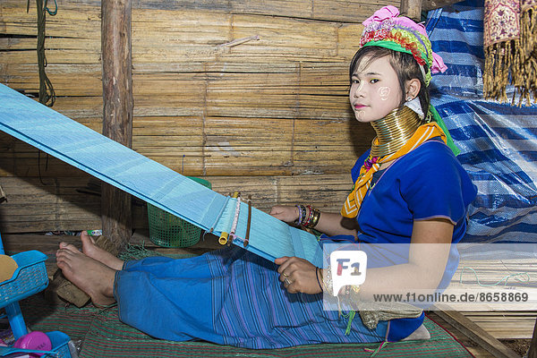 Langhals-Frau  Long Neck Karen  vom Stamm der Karen  beim Weben  Karen  Chiang Mai  Thailand