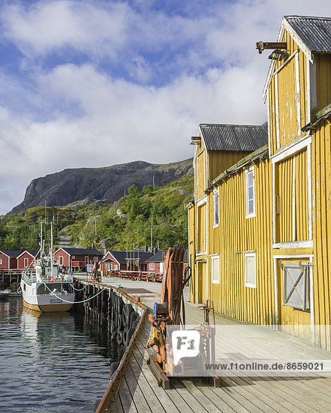 Lagerhalle und Rorbuer im Hafen von Nusfjord  Lofoten  Nordland  Norwegen