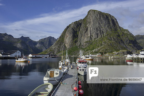 Geschützter Hafen und hohe Berge  Lofoten  Hamnøya  Nordland  Norwegen