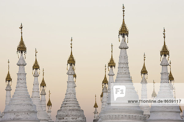 Weiße Stupas in der Kuthodaw-Pagode  Mandalay  Myanmar