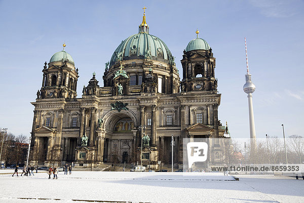 Berliner Dom und der Fernsehturm im Winter Berlin Deutschland