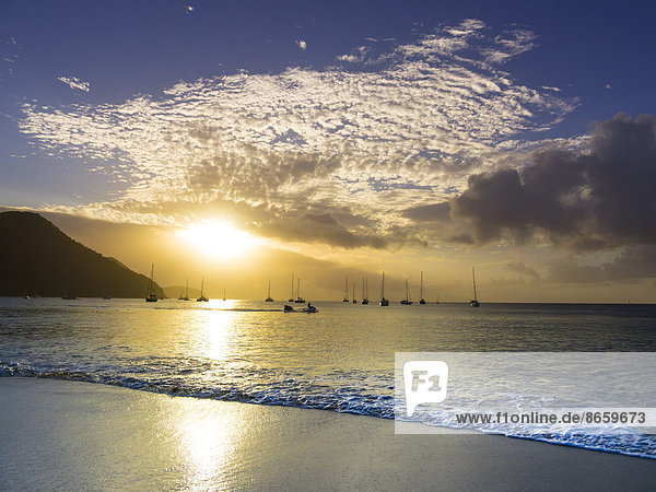 Strand mit Segelyachten bei Rodney Bay  St. Lucia  Inseln über dem Winde  Kleine Antillen