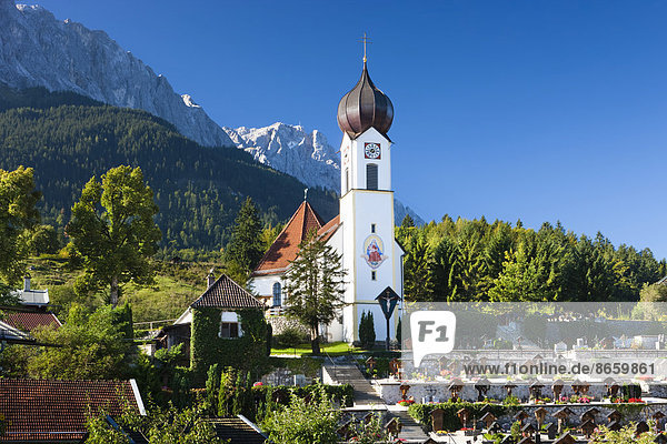 Pfarrkirche St. Johannes der Täufer vor Zugspitze  Zugspitzdorf  Grainau  Werdenfelser Land  Oberbayern  Bayern  Deutschland