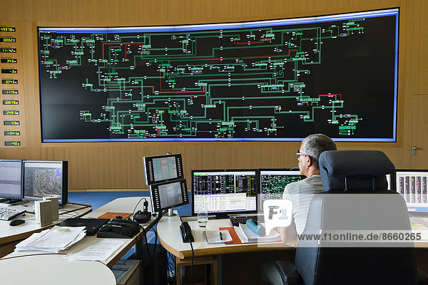 Ingenieur an seinem Arbeitsplatz im Transmission Control Center  TCC  des Übertragungsnetzbetreibers 50Hertz  Neuenhagen  Brandenburg  Deutschland