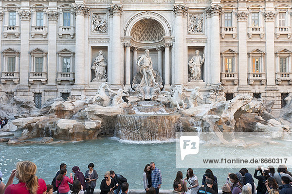 Barocker Trevi-Brunnen  Fontana di Trevi  Touristen  historisches Stadtzentrum  Rom  Latium  Italien