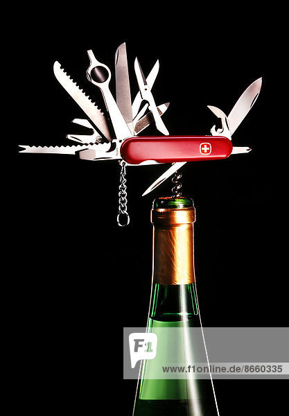 Schweizer Armee-Messer  alle Teile ausgeklappt  Korkenzieher in einer Weißweinflasche