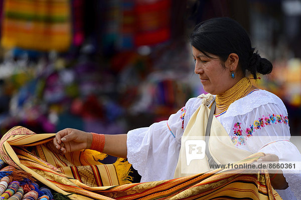Marktfrau mit Stoffen  Quito  Ecuador  Südamerika