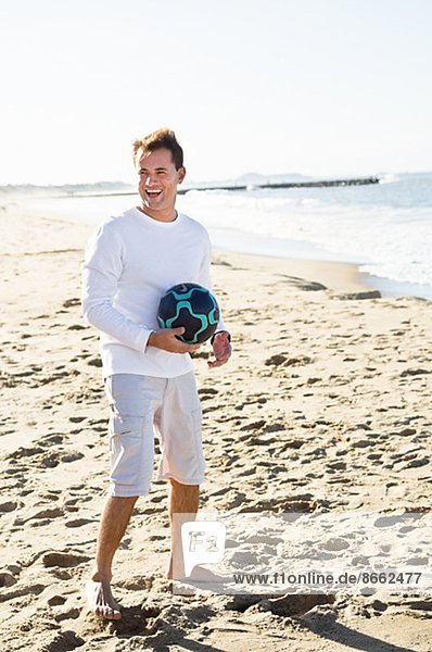 Mann  Fröhlichkeit  Strand  halten  Mittelpunkt  Ball Spielzeug  Erwachsener