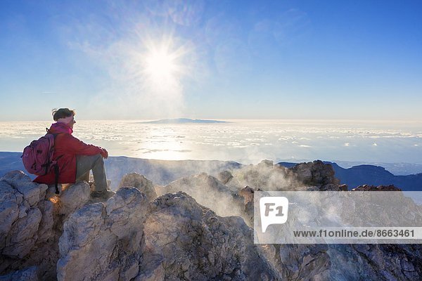 Frau am Morgen am Pico del Teide Teneriffa Spanien