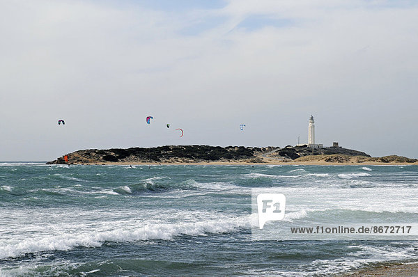 Kitesurfer Strand Leuchtturm Trafalgar Square Andalusien Costa de la Luz Spanien