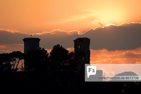 Burg bei Sonnenuntergang  Chateaurenard  Bouches-du-Rhone  Provence-Alpes-Cote d'Azur  Südfrankreich  Frankreich