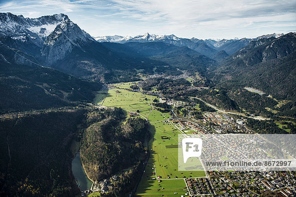 Luftaufnahme  Garmisch-Partenkirchen und Zugspitze  Bayern  Deutschland