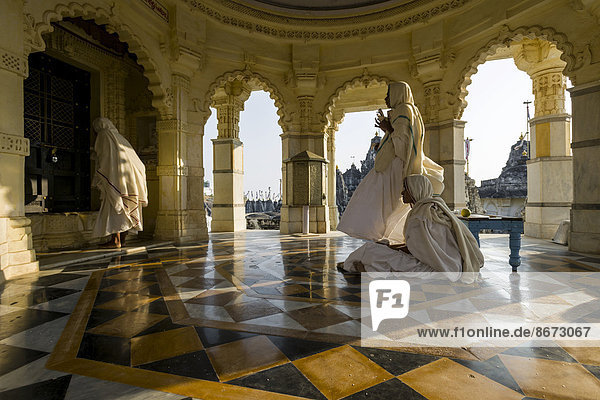 Jain-Nonnen beten in einem Tempel  an den Tempeln von Palitana  Tempelberg Shatrunjaya  Palitana  Gujarat  Indien