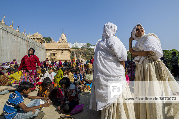 Jain-Pilger an den Tempeln von Palitana  Tempelberg Shatrunjaya  Palitana  Gujarat  Indien