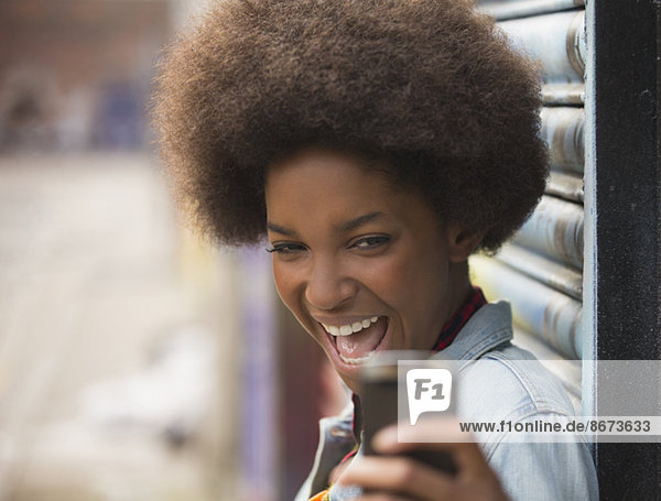 Frau beim Selbstporträt mit Handy im Freien