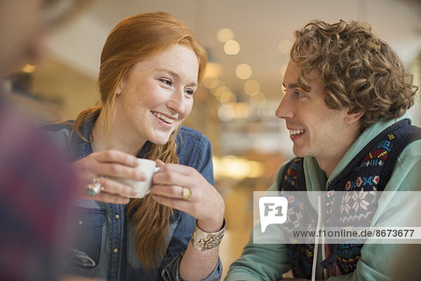 Paar trinkt Kaffee im Cafe