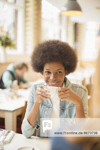 Frauen trinken Kaffee im Café