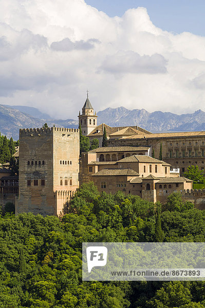 Stadtburg Alhambra auf dem Sabikah-Hügel  UNESCO Weltkulturerbe  Granada  Spanien