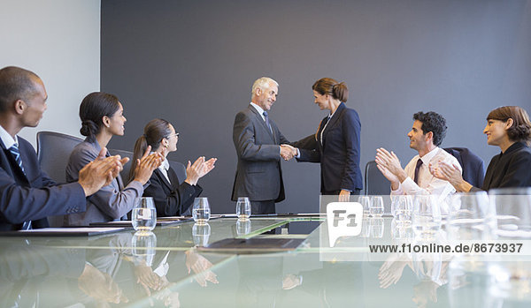 Geschäftsleute schütteln sich die Hand bei der Besprechung