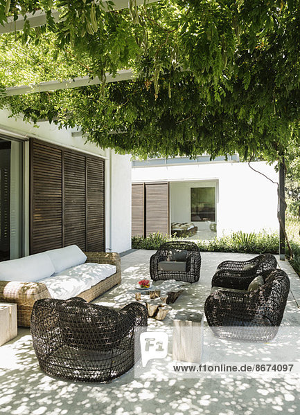 Sessel und Sofa auf luxuriöser Terrasse